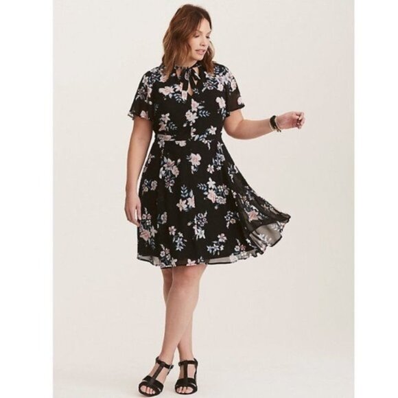 Torrid Floral Print Chiffon Dress Size 18 NWT - Picture 4 of 11
